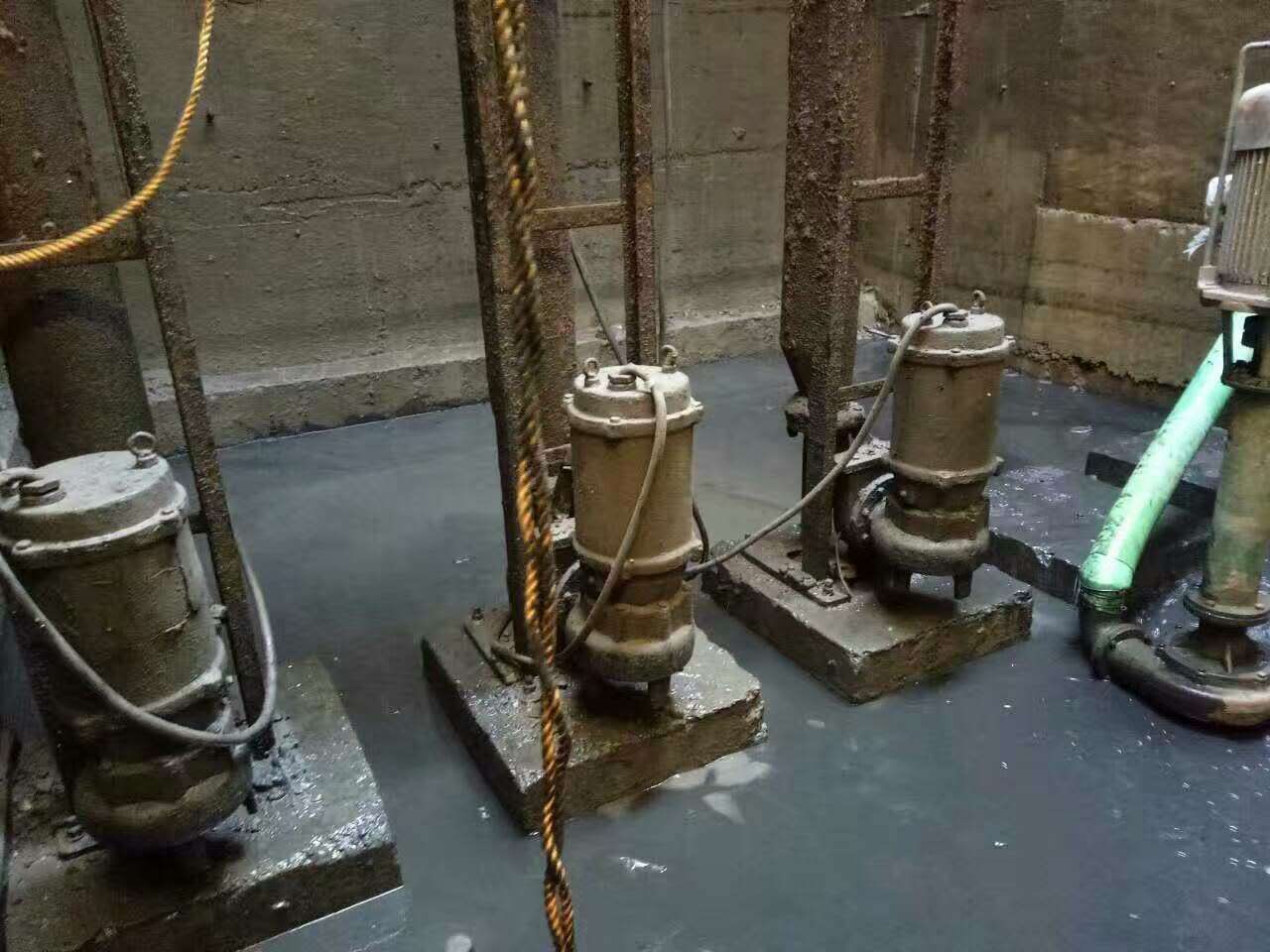 东山污水池清理